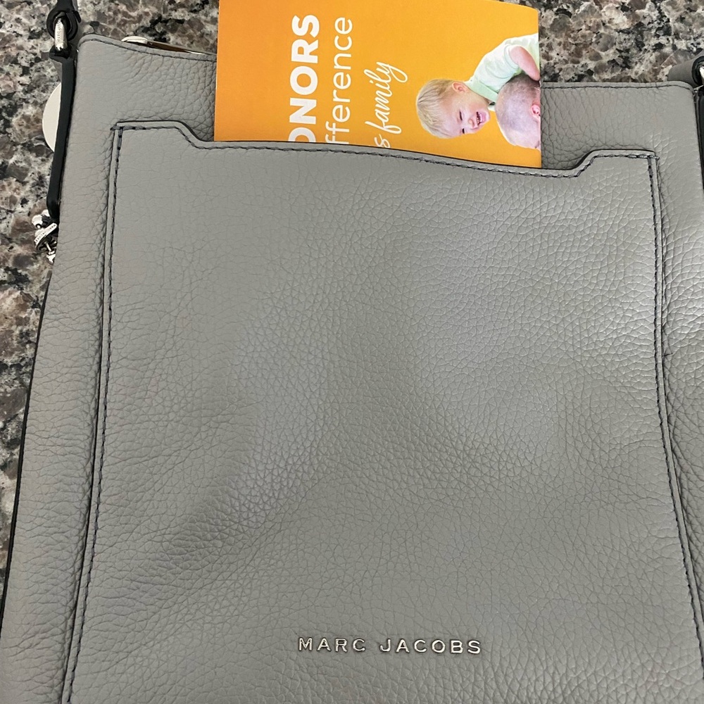 Marc Jacob’s Gray pebbled Leather Crossbody Bag - Picture 8 of 13